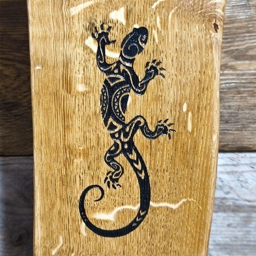 Jaszczurka wypalona na desce do podawania przekąsek. Deska jest wykonana z drewna dębowego. . wzór i deska jest zabezpieczona impregnatem do drewna posiadającym atest do kontaktu z żywnością.  wymiary deski 57x12,5cm
