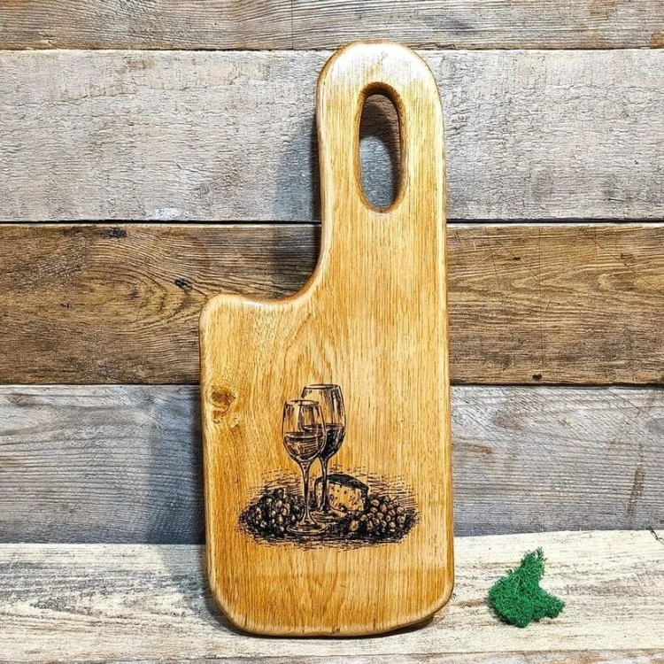 Drewniana  deska do podawania przystawek ozdobna, na desce jest wypalony ozdobny wzór, podawane potrawy będą wyglądały jeszcze smaczniej. Wymiary deski 46x19cm