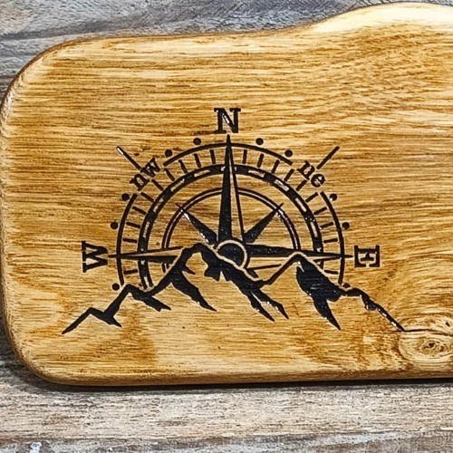 grawer jaki posiada  posiada deska do krojenia i podawania przekąsek wypalony ozdobny wzór, góry kompas.  Wymiary deski - 15x43 cm