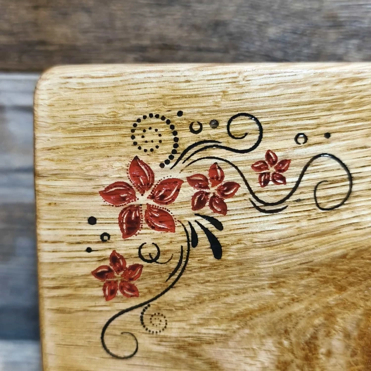 grawer na drewnianej desce  deska do serowania przekąsek . motyw kwiatowy.  Wymiary deski - 15x34 cm