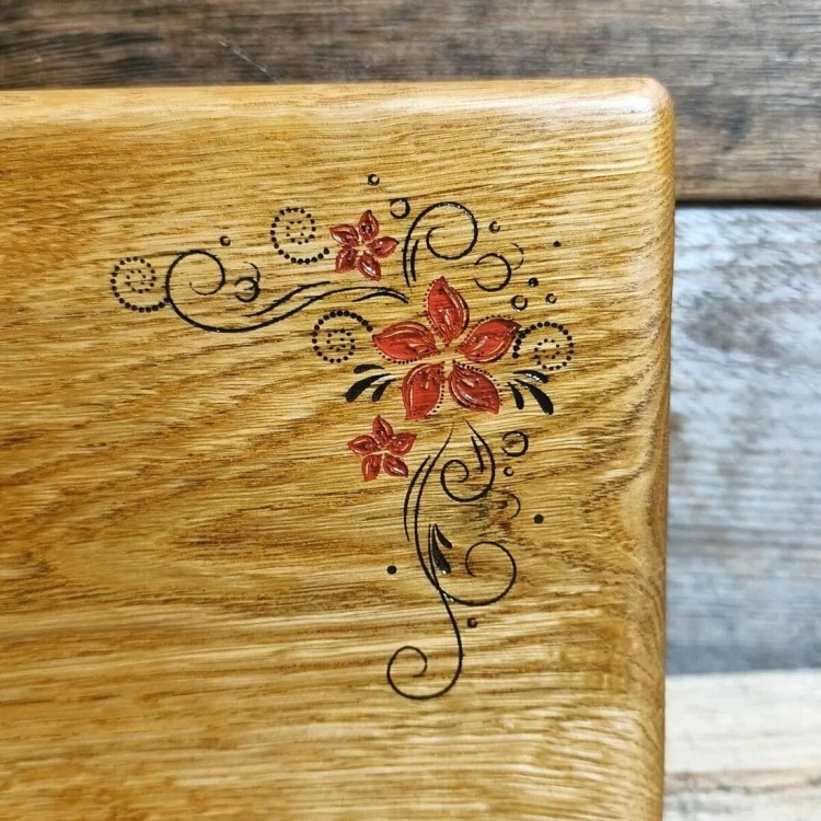 grawer na drewnianej desce  deska do serwowania serów, wędlin oraz przekąsek . motyw kwiatowy.  Wymiary deski - 20x40 cm
