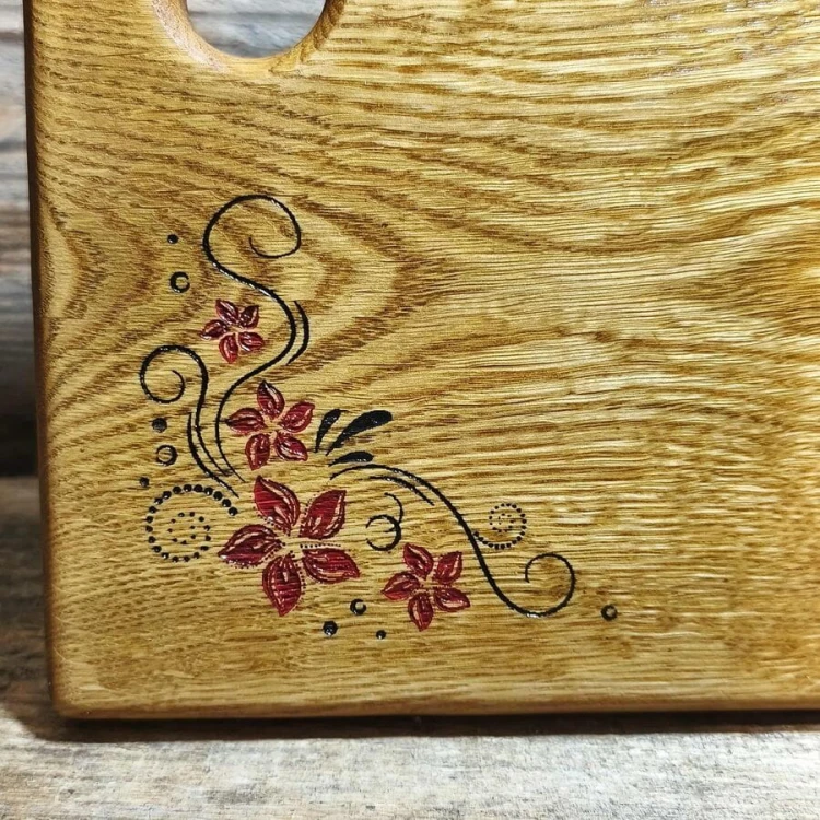grawer na drewnianej desce  deska do podawania serów, wędlin oraz przekąsek . motyw kwiatowy.  Wymiary deski - 20x40 cm