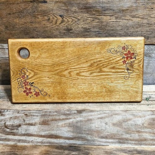 Drewniana deska do podawania przekąsek. Deska posiada wypalony ozdobny wzór, motyw kwiatowy .  Wymiary deski - 20x40 cm