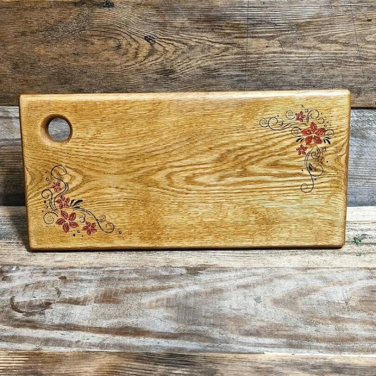 Drewniana deska do podawania przekąsek. Deska posiada wypalony ozdobny wzór, motyw kwiatowy .  Wymiary deski - 20x40 cm