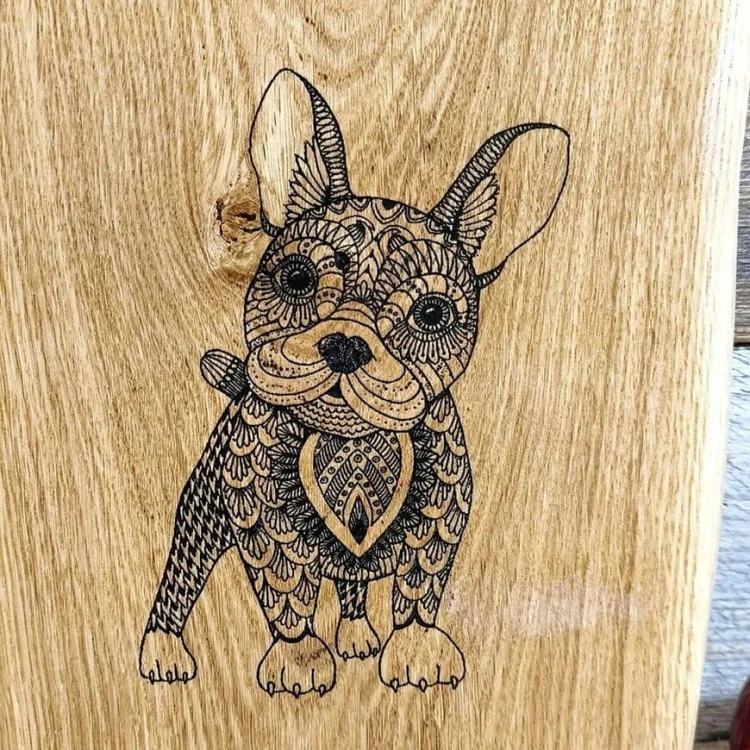 Grawer  buldoga francuskiego na ręcznie robionej drewnianej desce  do podawania przekąsek. Deska jest wykonana z dębu. Deska jest  nieregularnym kształcie. Rozmiar deski 46x23cm