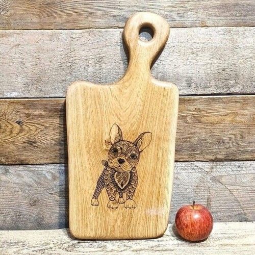 Ręcznie robiona drewniana deska  do serwowania z dębu. Deska jest  nieregularnym kształcie, deska posiada rączkę  i ozdobny grawer buldoga francuskiego.  Rozmiar deski 46x23cm