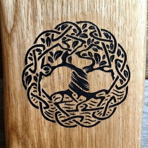 grawer Celtyckiego Drzewa Życia wypalony na ręcznie robionej desce do podawania przekąsek