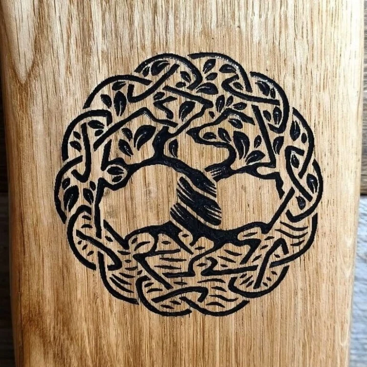 grawer Celtyckiego Drzewa Życia wypalony na ręcznie robionej desce do podawania przekąsek