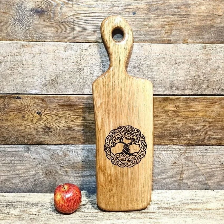 Ręcznie robiona deska drewniana.  Deska do serwowania przekąsek deska posiada wypalony ozdobny wzór Celtyckiego Drzewa Życia wymiary deski 50x15,5cm