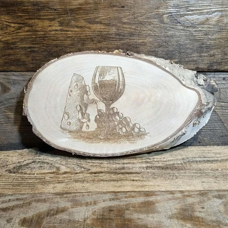ozdobny plaster brzozowy z grawerem. kieliszek wina, ser i winogrona. wymiary 18x34cm.