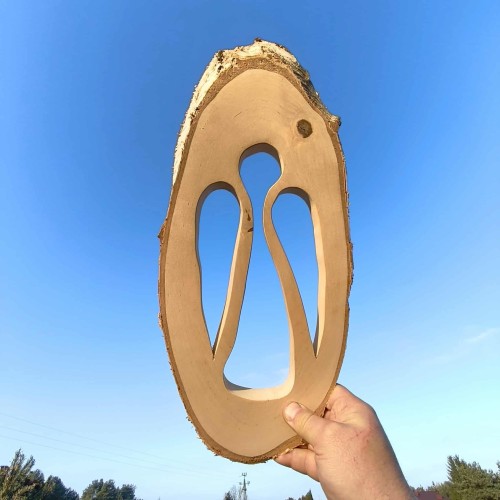 anioł stróż wycięty z plastrze brzozowym. wymiary plastra 47x21cm. Wysokość aniołka 21cm. Plaster można postawić albo powiesić  na ścianie