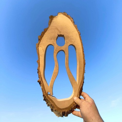 anioł stróż wycięty z plastrze brzozowym. wymiary plastra 57x24cm. Wysokość aniołka/diabełka 33cm. Plaster można postawić albo powiesić  na ścianie