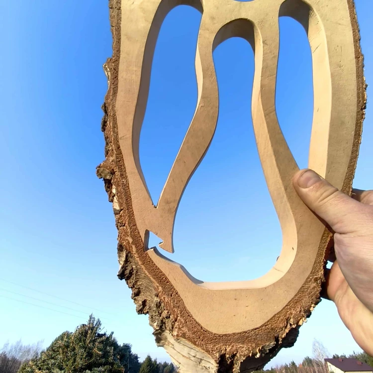 anioł stróż wycięty z plastrze brzozowym. wymiary plastra 57x24cm. Wysokość aniołka/diabełka 33cm. Plaster można postawić albo powiesić  na ścianie