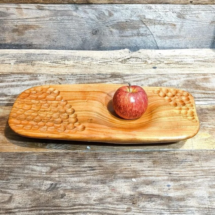 ręcznie robiona patera z drewna czereśni. doskonała do podawania ciastek, orzechów, owoców. Wymiary patery 19x40x4cm