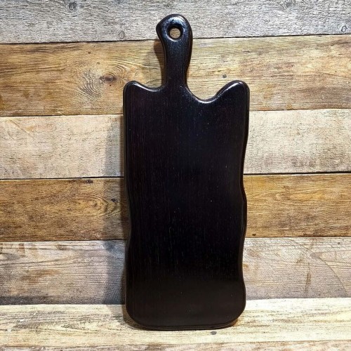 Drewniana deska do krojenia i podawania przekąsek. Wykonana z drewna wenge.   Wymiary deski - 63x24,5 cm