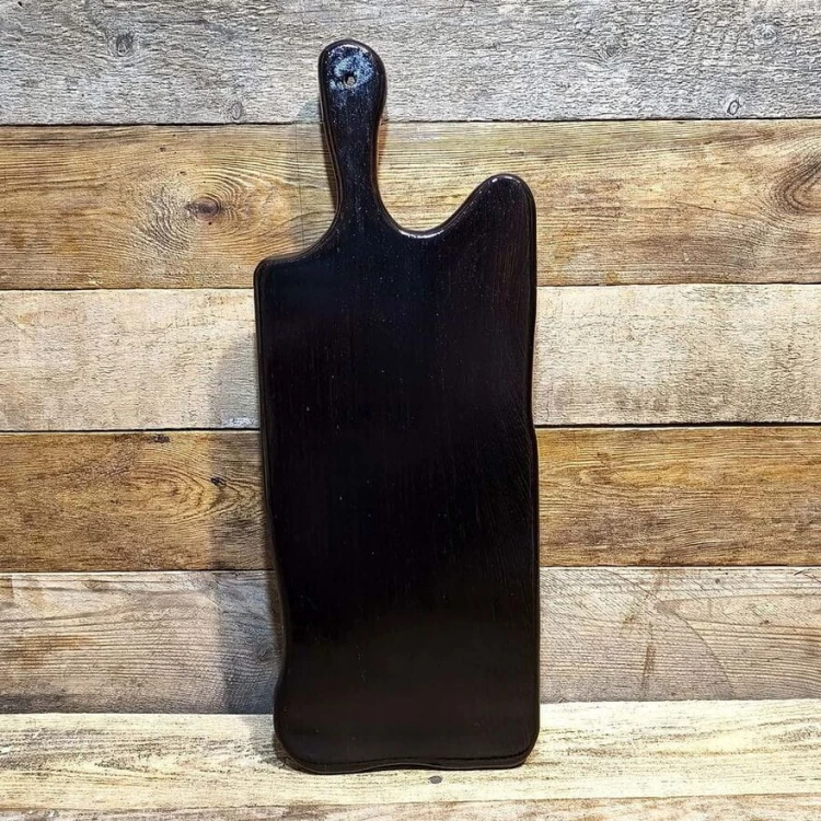 Drewniana deska do krojenia i podawania przekąsek. Wykonana z drewna wenge.   Wymiary deski - 65x24,5 cm