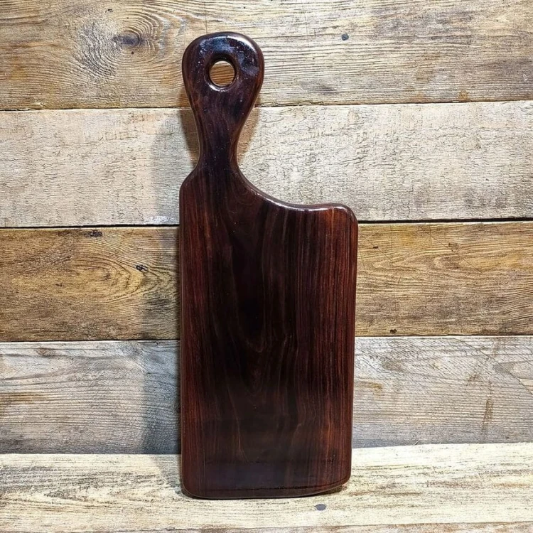 Drewniana ręcznie robiona deska do krojenia i podawania przekąsek. Wykonana z drewna Palisander Violet.   Wymiary deski - 51x19,5 cm