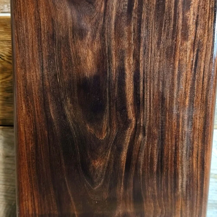 Drewniana ręcznie robiona deska do krojenia i podawania przekąsek. Wykonana z drewna Palisander Violet.   Wymiary deski - 55x19,5 cm