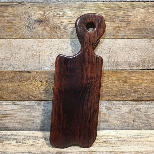 Drewniana ręcznie robiona deska do krojenia i podawania przekąsek. Wykonana z drewna Palisander Violet.   Wymiary deski - 55x19,5 cm