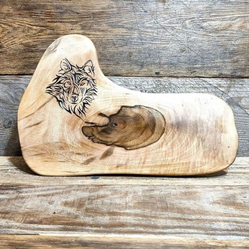 Deska drewniana do podawania serów z orzecha włoskiego po lewej stronie deska ma wypalonego wilka. Wymiary deski 21x33cm