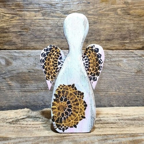 Ręcznie robiony anioł stróż  na szczęście  z drewna dębowego, malowany na biało różowo z brunatno rudą mandalą i białymi  skrzydłami z rudą mandala, wysokość aniołka 21 cm