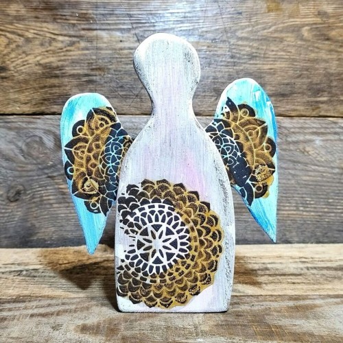 Ręcznie robiony anioł stróż  na szczęście  z drewna dębowego, malowany na biało różowy z rudą mandalą i biało niebieskimi skrzydłami z rudą mandala, wysokość aniołka 20 cm