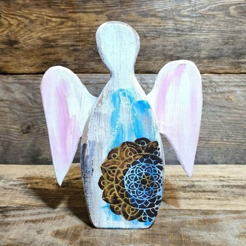 Ręcznie robiony anioł stróż  na szczęście  z drewna dębowego, malowany na biało różowy z rudą mandalą i biało niebieskimi skrzydłami, wysokość aniołka 21 cm