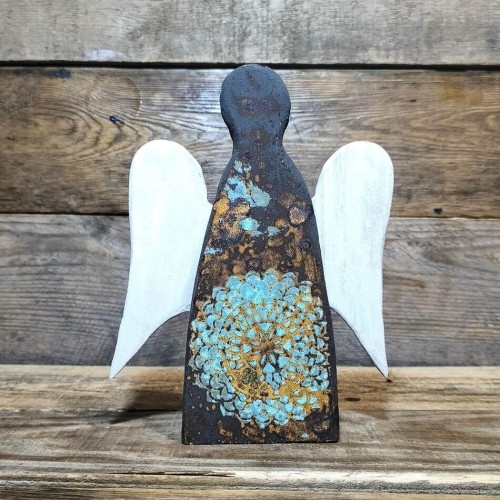 Ręcznie robiony anioł stróż  na szczęście  z drewna dębowego, malowany na brunatno z błękitną mandalą i białymi  skrzydłami, wysokość aniołka 22 cm