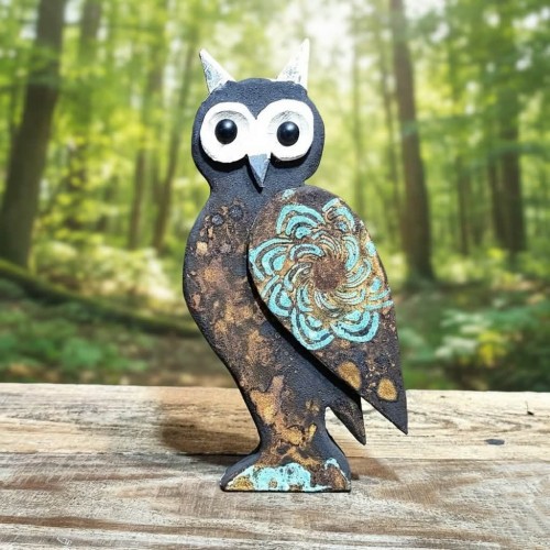 Ręcznie robiona sowa   z drewna dębowego, malowany na brunatno rudy z błękitną mandalą, wysokość sowy  23 cm