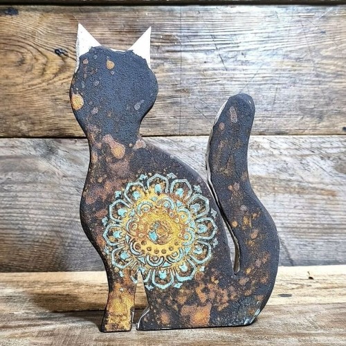 Ręcznie robiona figurka kota  z drewna dębowego, malowana na brunatno rudy z błękitną mandalą, wysokość sowy  21 cm