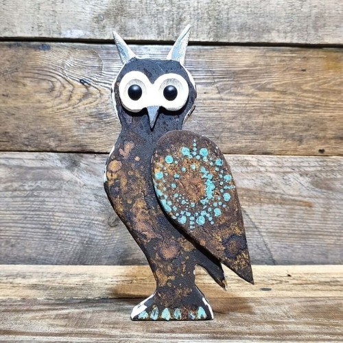 Ręcznie robiona sowa   z drewna dębowego, malowany na brunatno rudy z błękitną mandalą, wysokość sowy  23 cm