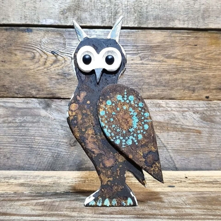 Ręcznie robiona sowa   z drewna dębowego, malowany na brunatno rudy z błękitną mandalą, wysokość sowy  23 cm