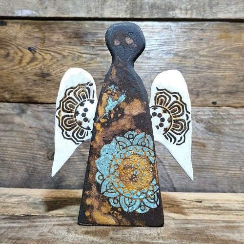 anioł stróż  na szczęście ręcznie robiony z drewna dębowego, malowany na brunatno rudy z błękitną mandalą i białymi skrzydłami z mandalą, wysokość aniołka 23cm