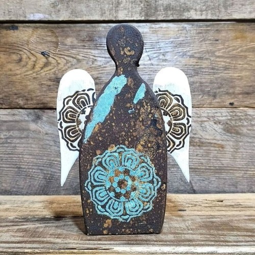 anioł stróż  na szczęście ręcznie robiony z drewna dębowego, malowany na brunatno rudy z błękitną mandalą i białymi skrzydłami z mandalą, wysokość aniołka 22cm