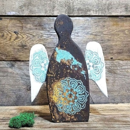 anioł stróż  na szczęście ręcznie robiony z drewna dębowego, malowany na brunatno rudy z błękitną mandalą i białymi skrzydłami z mandalą, wysokość aniołka 24cm
