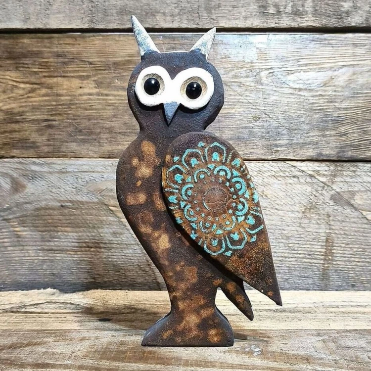 Ręcznie robiona figurka sowy  mądrości wykonanej  z drewna dębowego, malowana na brunatno rudy z błękitną mandalą, wysokość sowy  23,5 cm