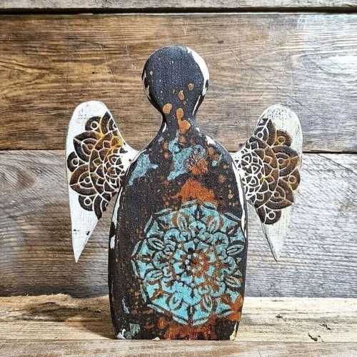 anioł stróż  na szczęście ręcznie robiony z drewna dębowego, malowany na brunatno rudy z turkusową mandalą i białymi skrzydłami z mandalą, wysokość aniołka 21,5cm