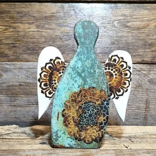 anioł stróż  na szczęście ręcznie robiony z drewna dębowego, malowany na turkusowo z mandalą brunatno rudy i białymi skrzydłami z mandalą, wysokość aniołka 21cm