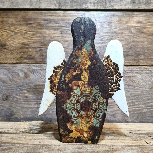 anioł stróż  na szczęście ręcznie robiony z drewna dębowego, malowany na brunatno rudy z turkusową mandalą i białymi skrzydłami z mandalą, wysokość aniołka 22cm