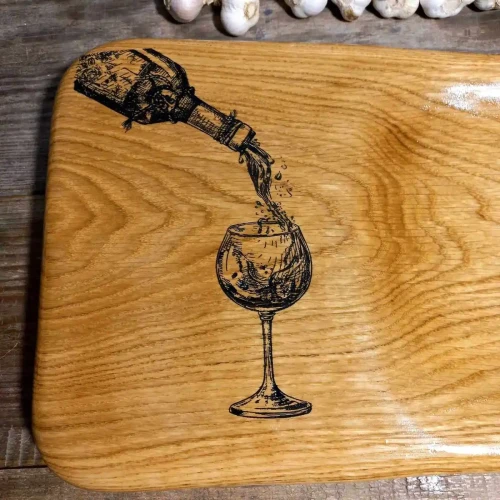 Deska drewniana do serwowania ozdobna deska do podawania serów dębowa deska do podawania przekąsek dębowa deska do podawania przystawek dębowa na desce jest wypalony ozdobny wzór wino i kieliszek, wymiary deski 28x59cm
