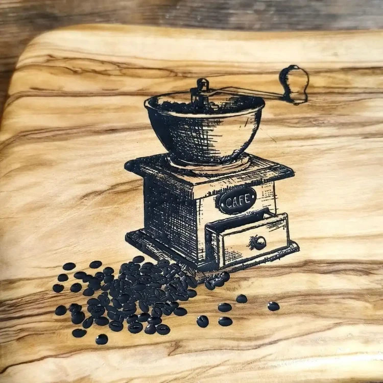 Grawer starego młynka do kawy wykonany na desce do krojenia i serwowania przekąsek. Deska jest wykonana z drewna oliwnego.  Wymiary deski 19x45cm