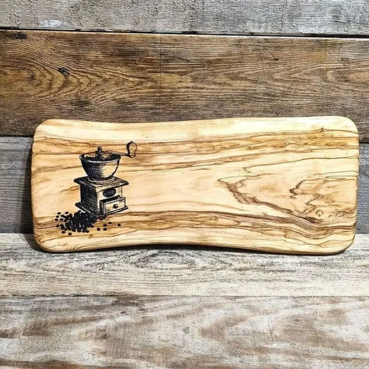 Deska do serwowania z drewna oliwnego Nela Wood z wypalonym wzorem młynka do kawy, widoczne unikalne usłojenie