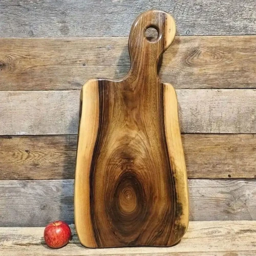 Duża deska do serwowania z litego drewna orzecha włoskiego, polskie rękodzieło Nela Wood, widoczne unikalne usłojenie i ergonomiczna rączka