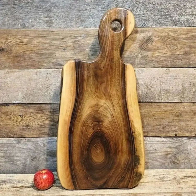 Duża deska do serwowania z litego drewna orzecha włoskiego, polskie rękodzieło Nela Wood, widoczne unikalne usłojenie i ergonomiczna rączka