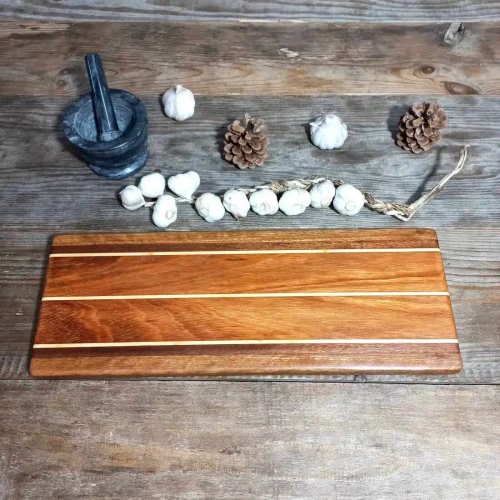 deska do podawania przekąsek,  wykonana z paru egzotycznych gatunków drewna , wymiary deski 16x43cm