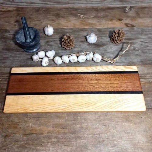 Ekskluzywna deska do serwowania rzemieślniczej marki Nela Wood. Jesion, mahoń i wenge. Certyfikat FSC, bezpieczna impregnacja. Idealna na prezent.  wymiary deski 18x50cm