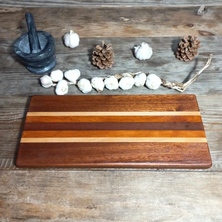 deska do krojenia i podawania przekąsek,  wykonana z paru gatunków drewna , wymiary deski 16x37cm