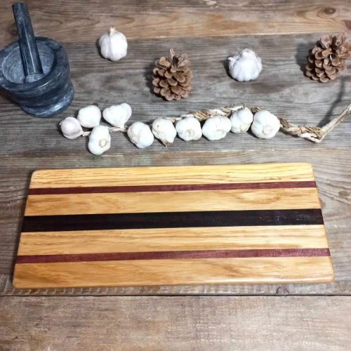deska do krojenia i podawania przekąsek,  wykonana z dębu, wenge i anarantu , wymiary deski 14x34cm