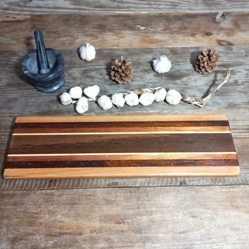 deska do podawania przekąsek,  wykonana z paru gatunków drewna , wymiary deski 14x48cm
