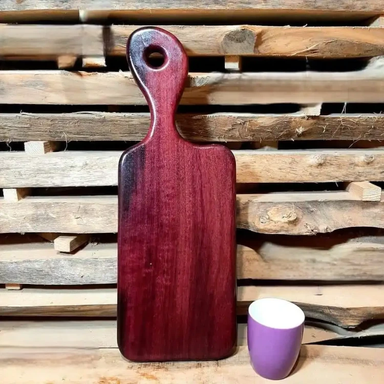 Ręcznie robiona deska z drewna Amaranth (Purpleheart) od Nela Wood. Naturalna purpura, ekstremalna twardość Janki i atest do żywności. Sprawdź rzemiosło premium! Wymiary 51x18cm